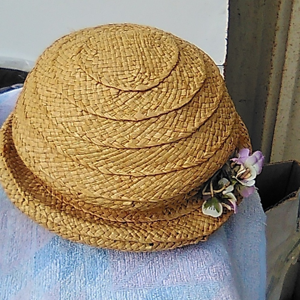 Vintage straw hat w/flowers